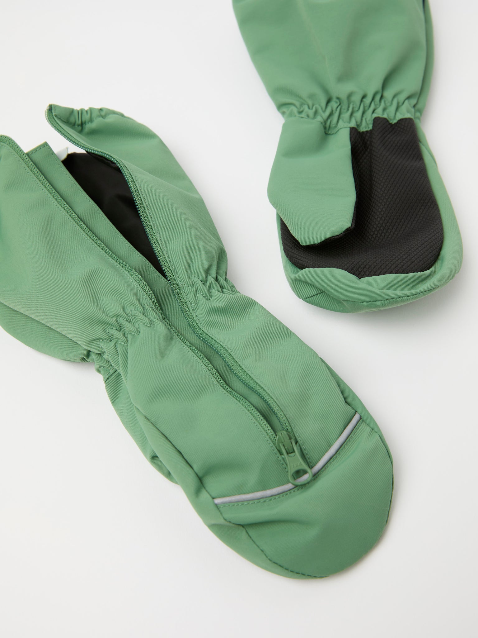 Green Waterproof Shell Kids Mitten from the Polarn O. Pyret kidswear collection. The best ethical kids outerwear.