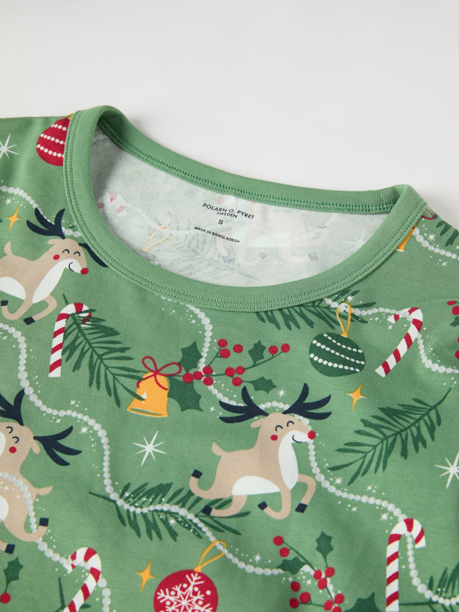 Organic Reindeer Print Adult Pyjamas from the Polarn O. Pyret adult collection. Nordic kids clothes made from sustainable sources.