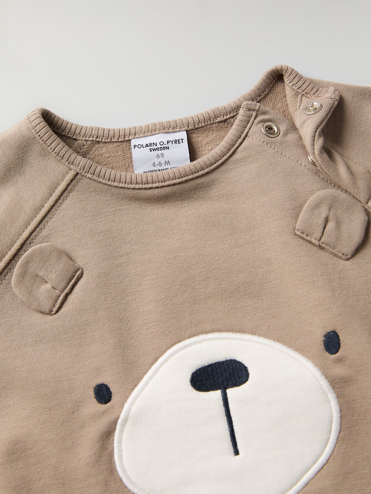 Bear Applique Baby Sweatshirt from the Polarn O. Pyret baby collection. Clothes made using sustainably sourced materials.