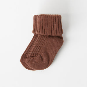 Organic Cotton Brown Baby Socks from the Polarn O. Pyret Kidswear collection. Nordic kids clothes made from sustainable sources.